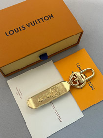 Louis Vuitton LV utilizza ottone lucido per intagliare charmi borsa a forma di skateboard e portachi  